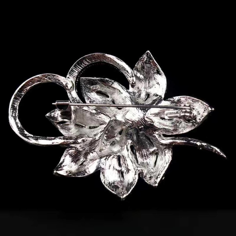 NWT Elegant Faux Pearl Brooch Luxury Embellished Fashion Flower Pin - Picture 3 of 8